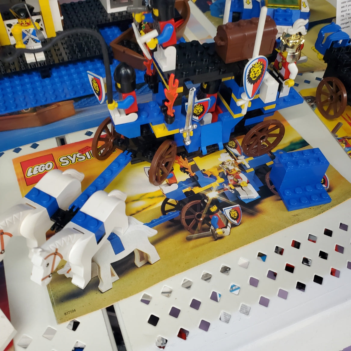 6044 Castle King's Carriage (Retired) (Previously Owned) product image 1, provided for visual reference and product detail