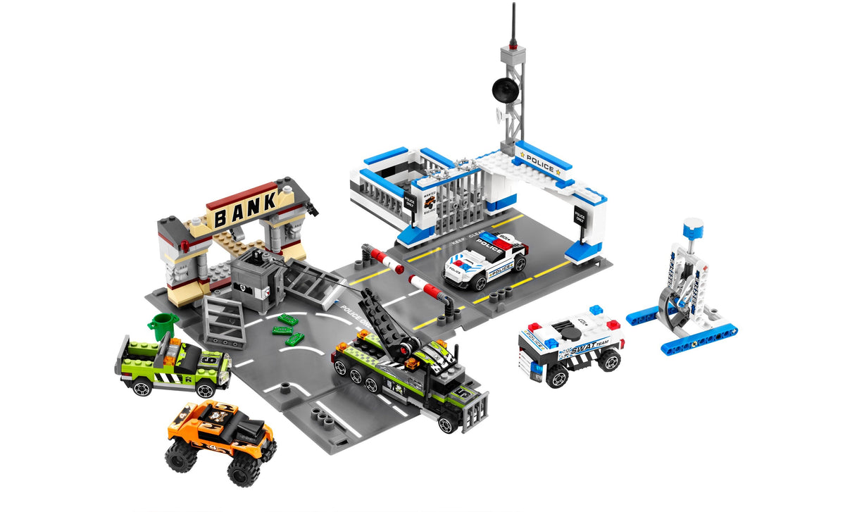 8211 Brick Street Getaway (Retired) LEGO Racers product image 2, provided for visual reference and product detail review