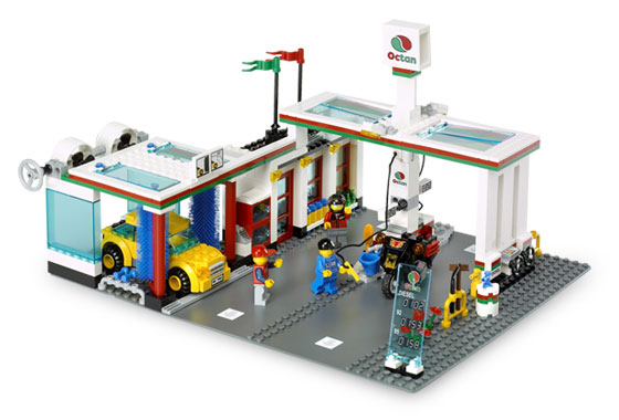 7993 Service Station (Retired) LEGO City product image 2, provided for visual reference and product detail review