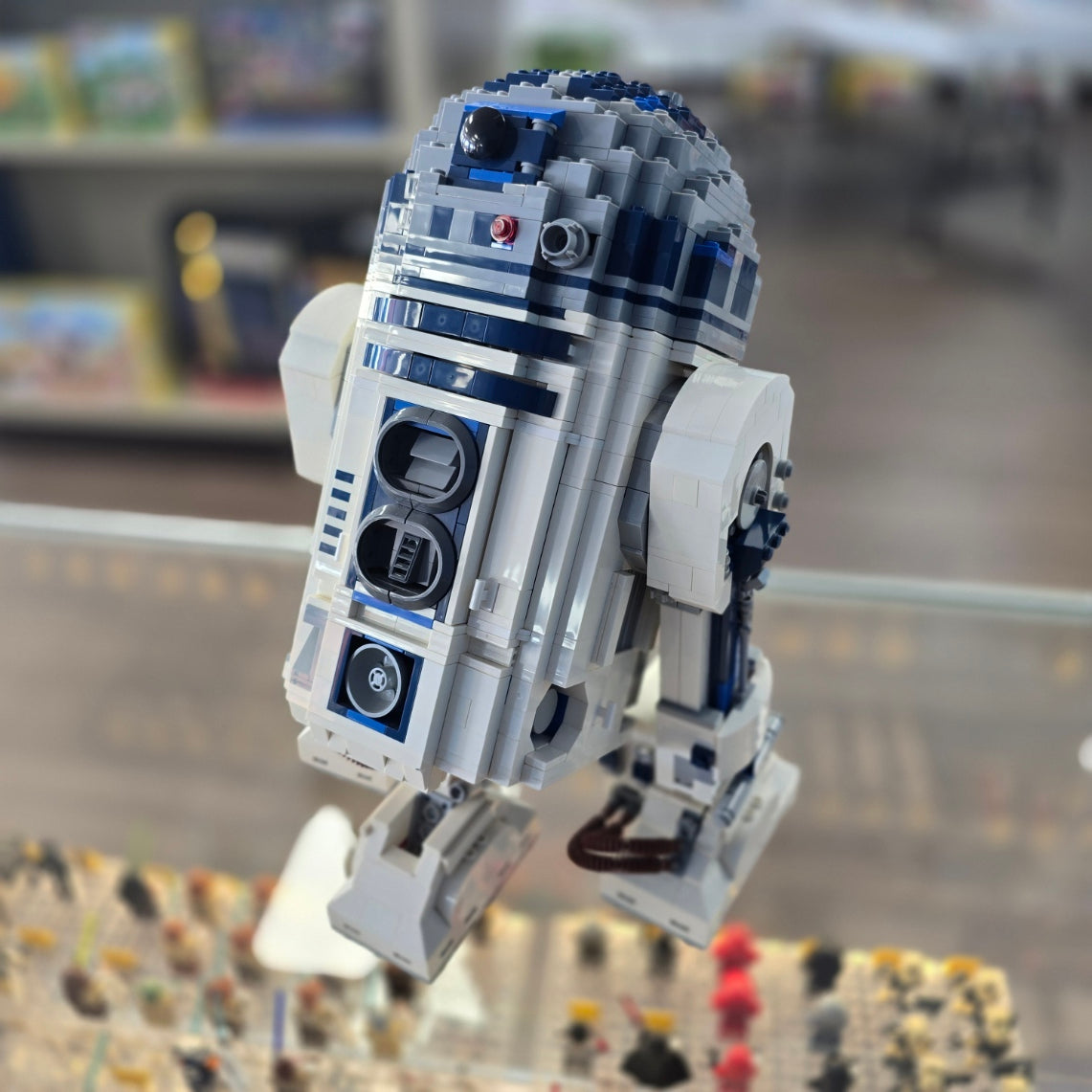 10225 UCS R2-D2 (Retired) (Previously Owned) product image 1, provided for visual reference and product detail review