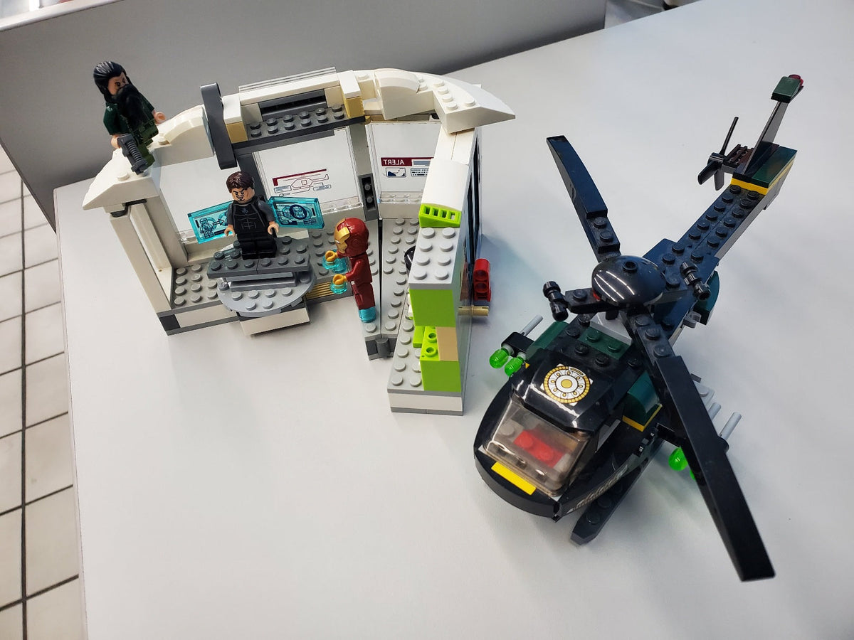 76007 Malibu Mansion Attack (Retired) (Previously Owned) product image 1, provided for visual reference and product detail